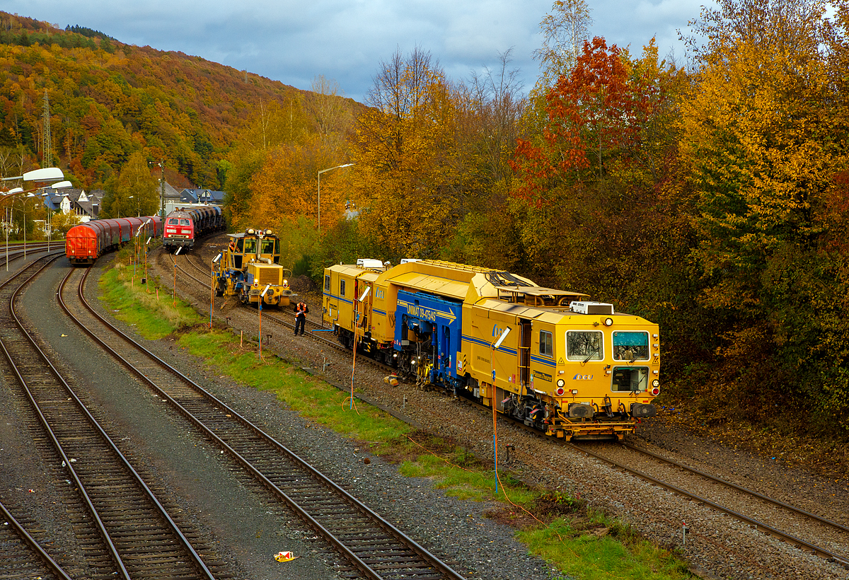 
Was so auf ein paar Meter Gleis alles los sein kann...

Hier am 27.10.2020 in Herdorf auf der Hellertalbahn (KBS 462). Das Gleis wurde zwischen Neunkirchen und Herdorf erneuert, so sind im 2. Durchgang im Einsatz (von vorne nach hinten):
Die Plasser & Theurer Universalstopfmaschine UNIMAT 09-475/4S (Kombinierte Gleis- und Weichenstopfmaschine), Schweres Nebenfahrzeug Nr. D-DGU 99 80 9424 001-2 und die Plasser & Theurer Schotterverteil- und Planiermaschine SSP 110 SW, Schweres Nebenfahrzeug Nr. D-DGU 99 80 9425 068-0, ex 97 16 46 516 18-9 D-DGU (ex Hering Gleisbau, ex Volker-Rail).

Den beiden Maschinen folgt die 218 485-1 (92 80 1218 485-1 D-AIX) der AIXrail GmbH mit einem Schotterzug (zweiachsige Schüttgutwagen der Gattung Fccpps).