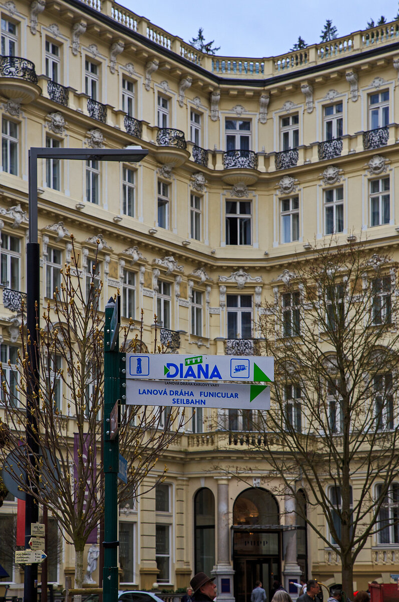 Wegweiser zur Talstation der Standseilbahn Diana (tschechisch Lanová dráha Diana) in Karlsbad (Karlovy Vary) am 18.04.2023. 