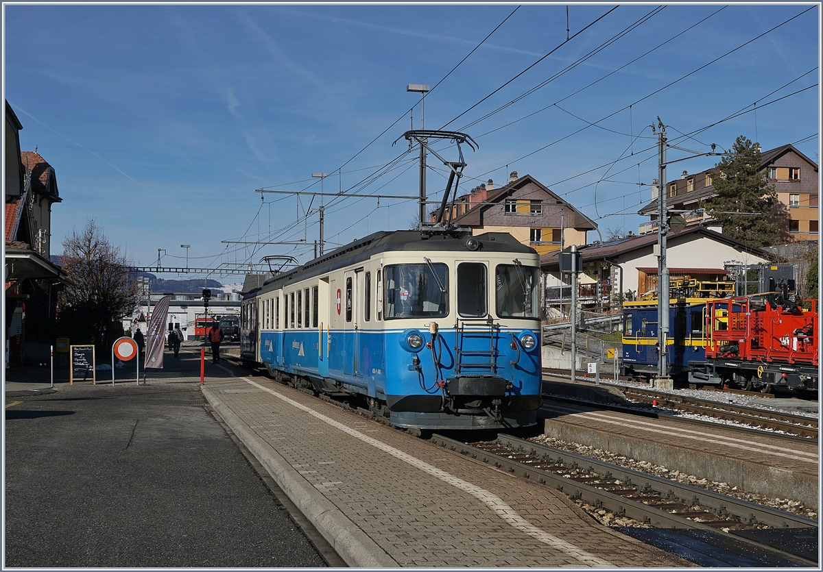 Weil es so schön (und leider bald vorbei) ist, noch ein paar Bilder des MOB ABDe 8/8: 
Der ABDe 8/8 4001 SUISSE erreicht Chernex und wird nach eine kurze Wendezeit als Regionalzug nach Montreux zurück fahren.

16. Jan. 2019