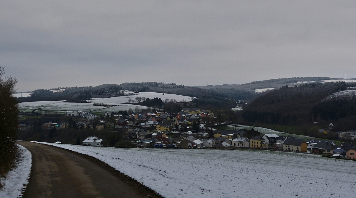 Weiße Winterlandschaft. Blick auf unseren Wohnort im Winter. 03.01.2021