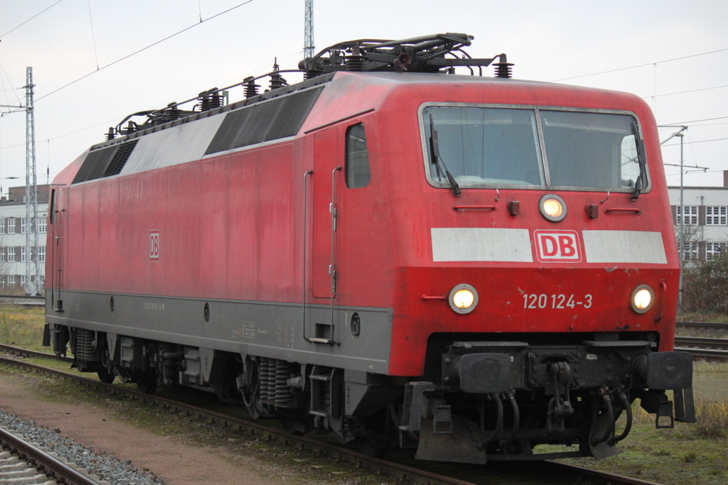 weit kam 120 124-3 nicht im Rostocker Hbf nach paar Metern gab es einen Knall und der B�gel ging ruter.14.12.2014