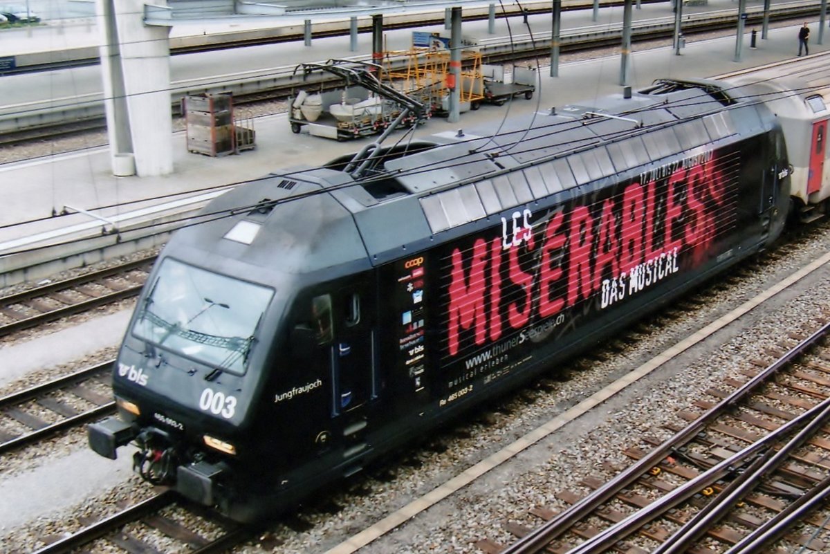 Weniger 'Miserable' ist BLS 465 003 vom Vogelblick in Spiez am dann noch sonnigen 13 Mai 2010.