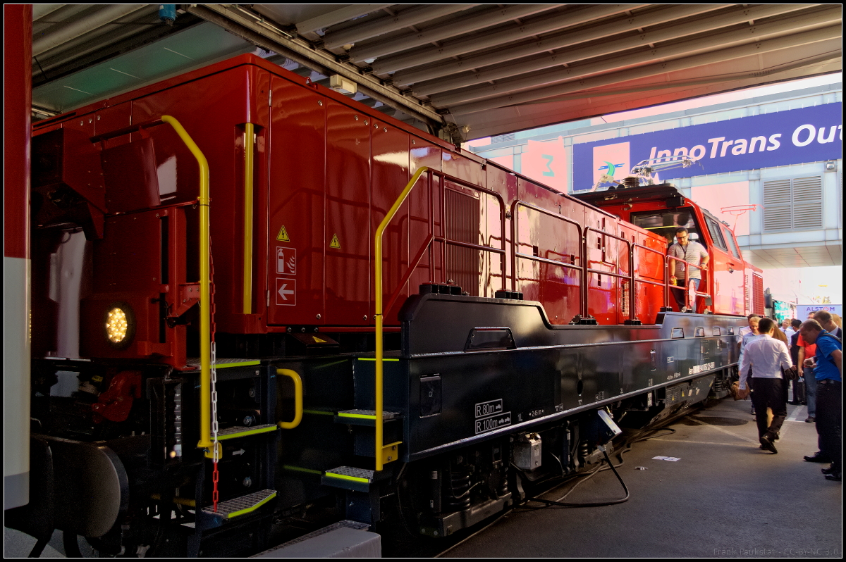 Wenn auch schwierig fotografisch zu dokumentieren ist die H4 von Alstom eine interessante Tri-Mode-Lok. Die für die SBB Infrastruktur gebaute Aem 940 kann in folgenden Modi betrieben werden:
<br><br>
- Oberleitung und Diesel,<br>
- Oberleitung und Batterie<br>
- Batterie und Diesel (Hybrid)<br>
<br><br>
Auffällig ist der eine lange Vorbau der Lok, der sie extrem lang erscheinen lässt. Dort sind der Dieselmotor und die Systeme für den Antrieb mit Oberleitung untergebracht. Im kurzenVorbau sind zwei Power-Packs für den Akku-Antrieb zu finden. Verbaut sind NiCd-Akkus. Im Führerhaus sind zwei Führerstände verbaut und ein großer Schrank der die Kontroll- und Sicherungstechnik aufnimmt. Da ist nicht viel Platz für weiteres Personal auch wenn die Kabine über Heizung und Air Condition verfügt.  Die Lok beherrscht Mehrfachtraktion, dann jedoch mit einem minimalem Kurvenradius von 100 m. Weiterhin verfügt sie über ETCS Level 2. Ein automatisches Start-Stop-System soll die Abgase um 20% reduzieren, insgesamt will die SBBI, wenn alle Loks ausgeliefert sind so bis zu 6.000 tonnen CO2 reduzieren. 
<br><br>
Technische Daten (Auszug): 15 kV/16 2/3 Hz AC mit max. 2.000 kW Leistung, mit Dieselantrieb 900 kW und mit Akku-Antrieb 450 kW, Länge 18.750 mm, Gewicht 90 t (mit Ballast), Vmax 120 km/h, Mehrfachtraktion bis zu 4 Lokomotiven, Dieseltank 3.000 Liter.
<br><br>
Für den Oberleitungsbetrieb kann die Lok mit folgenden Systemen bestellt werden: 25 kV AC, 15 kV AC, 3 kV DC, und 1,5 kV DC. Die SBB Infrastruktur hat insgesamt 47 Loks bestellt, beginn der Auslieferung soll noch 2018 erfolgen. Ersetzt werden sollen die Am 841 Dieselloks aus den 1990er Jahren und die Ee 6/6 aus den 1980er Jahren, die in Lausanne stehen.