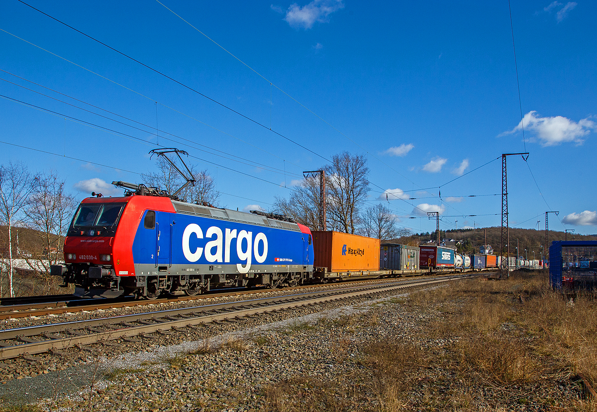 Wenn ich nicht in die Schweiz komme, so kommt so schon mal bei mir vorbei...
Die Re 482 030-4 (91 85 4 482 030-4 CH-SBBC) der SBB Cargo AG fährt am 27.02.2021 mit einem HUPAC-KLV/Container-Zug durch Rudersdorf (Kr. Siegen) in Richtung Norden.

Die TRAXX F140 AC1 wurde 2003 von Bombardier in Kassel unter der Fabriknummer 33605 gebaut und an die SBB Cargo AG geliefert. Sie hat die Zulassungen und Zugbeeinflussungssysteme für die Schweiz und Deutschland. Zurzeit ist sie an die SBB Cargo International AG vermietet.