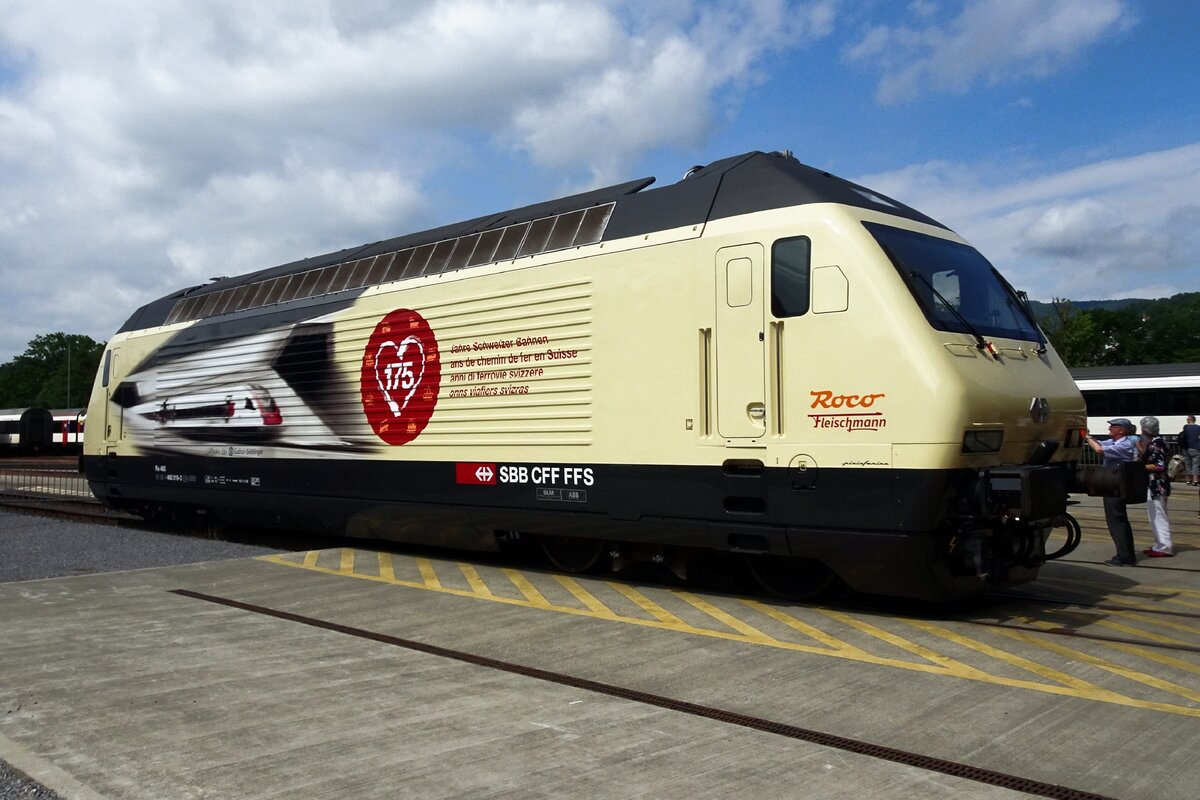 Werbelok 460 019 steht während ein offenes Wochenend ins Bw Olten, 21 Mai 2022.