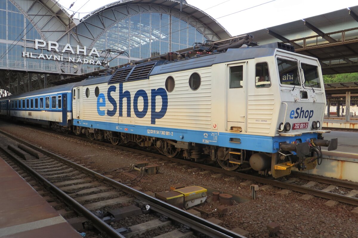 Werber 362 081 steht am 12 Juni 2022 in Praha hl.n. mit ein Schnellzug nach Plzen hl.n.