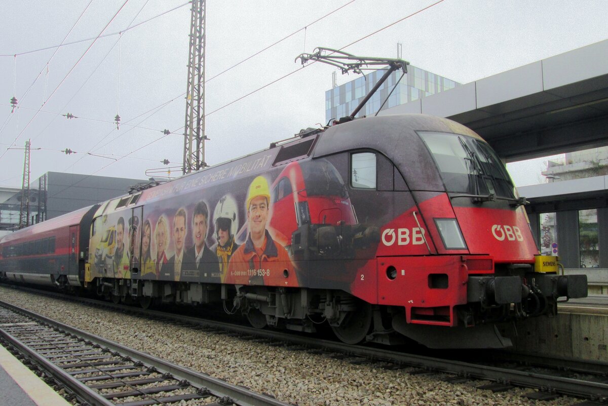 Werbetaurus 1116 153 schiebt ein RailJet aus Wels Hbf aus am 30 Dezember 2016.