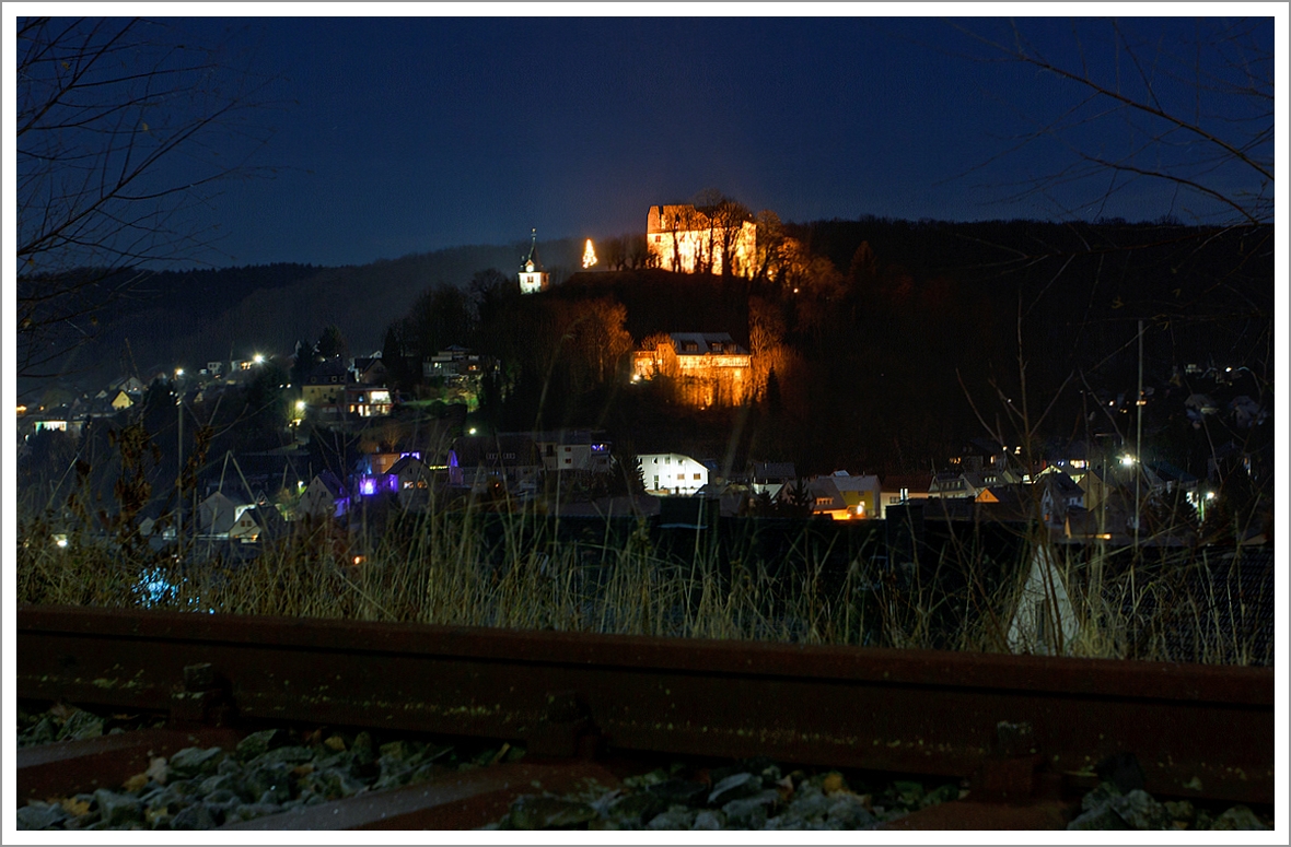 Westerburg bei Nacht am 16.12.2013: 

Blick auf das Schloss Westerburg, im Vordergund das Gleis von der ehemaligen Westerwaldquerbahn.