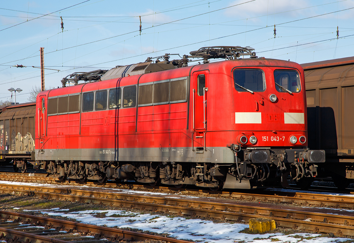 
Wie auch weitere 99 Schwestern ist sie nun eine Railpool Lok und der DB-Kekse beraubt, die 151 043-7 (91 80 6151 043-7 D- Rpool), ex DB 151 043-7 abgestellt am 24.02.2018 in Kreuztal. Die Lok ist aber wieder angemietet von der DB Cargo AG.

Je 100 sechsachsiger elektrische Altbau-Lokomotiven der Baureihen 151 und 155 wurden an ein Konsortium aus Railpool und dem japanischen Industriekonzern Toshiba verkauft. Die Mehrheit wird Railpool halten. DB Cargo beabsichtigt, 100 Loks von Railpool wieder zu mieten. Die anderen Maschinen werden dem freien Markt angeboten.
