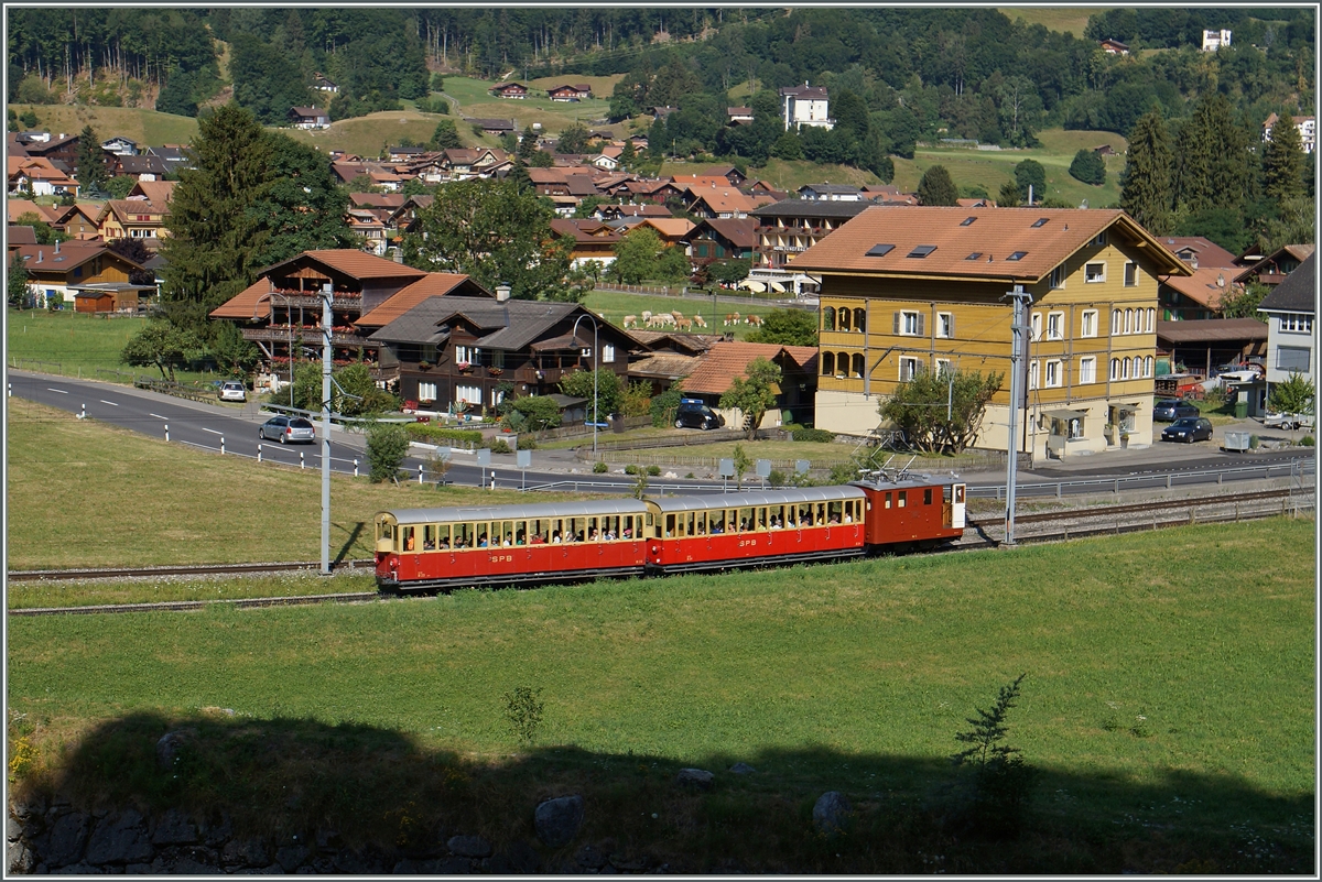 Wie bei Bergbahnen so üblich verkehren bei starkem Andronagn an Fahrgästen statt einem gleich mehrere Züge, so dass der SPB 647 kurz nach der Abfahrt in Wilderswil gleich in drei Versionen fotografiert werden konnte. 12. Juli 201