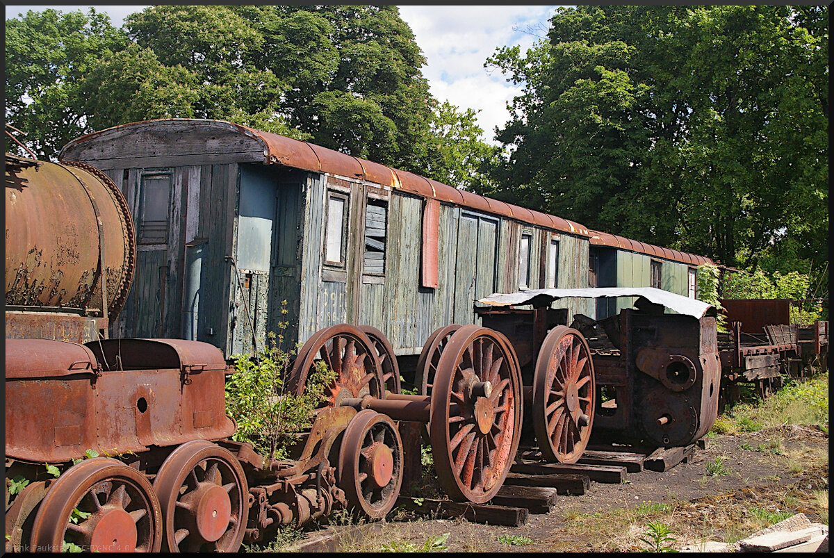 Wie in jedem Eisenbahnmuseum findet sich auch in Jaroměř eine Ecke mit Ersatzteilen. Hier sind es Treibachsen, Zylinderbehälter und Drehgestelle. Dahinter etwas abgesackt zwei umgebaute Personenwagen die im Bahndienst eingesetzt wurden.

Eisenbahnmuseum Jaroměř, 21.05.2022

