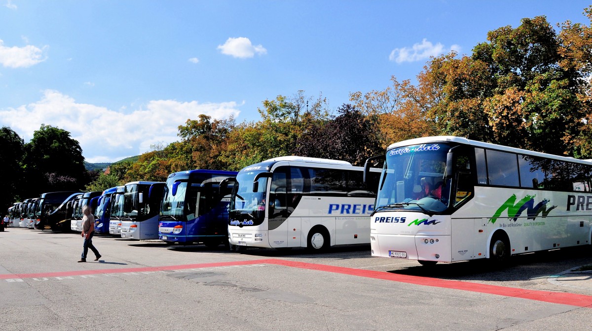 Wieder viel los im August 2013 in Krems,rechts ein VDL BOVA von ZWLFER/PREISS  Reisen aus Melk/Niedersterreich.