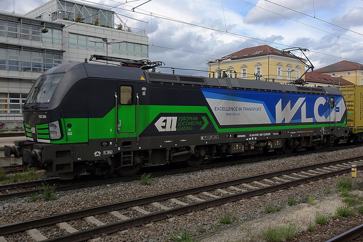 WLC 193 284 steht am 27 Mai 2022 in Regensburg Hbf und wird vom Bahnsteig fotografiert.