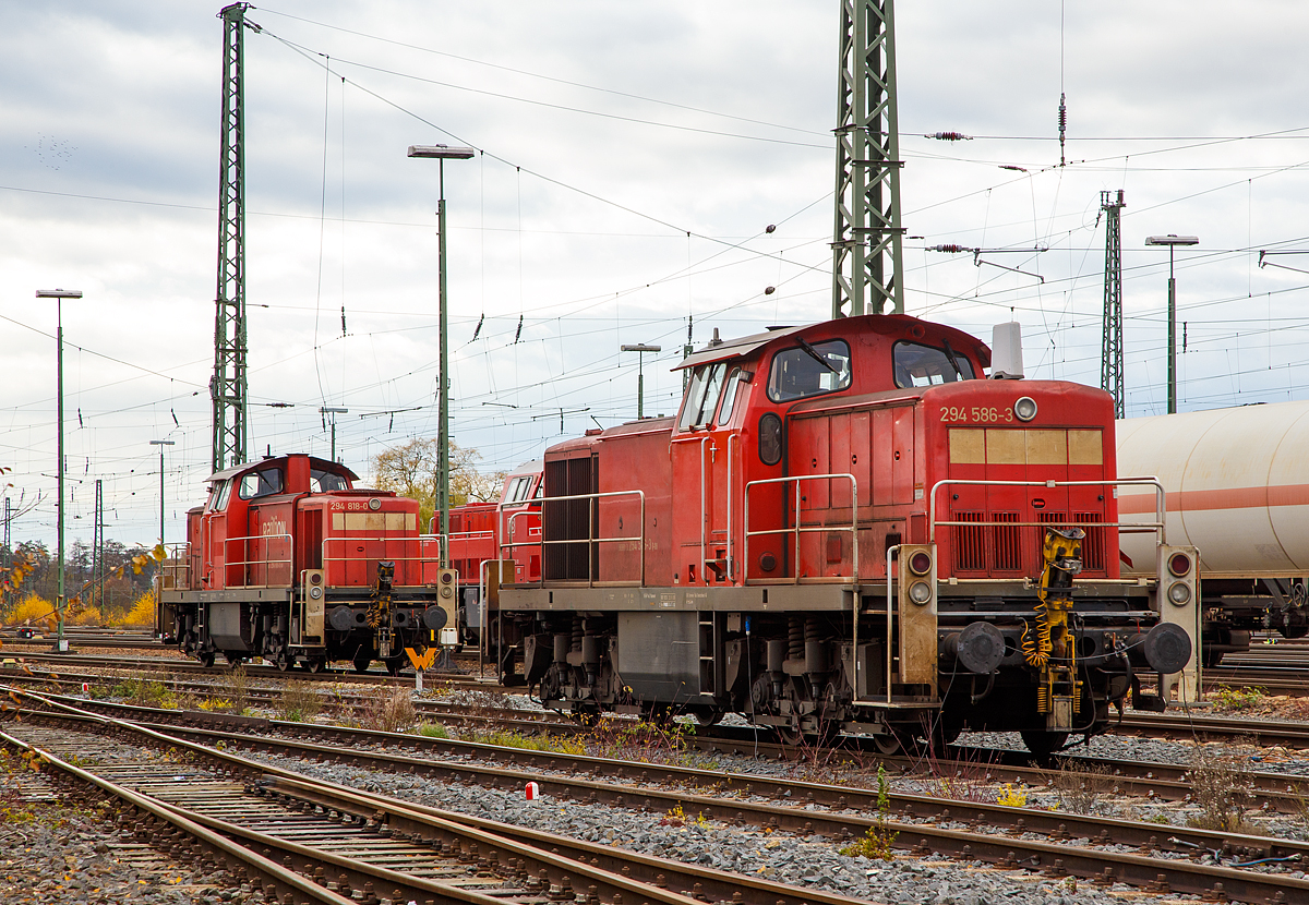 
Wochenendruhe im Güterbahnhof Wetzlar am 20.11.2016....
Abstellt sind u.a. die beiden remotoriesierten V 90, die 294 586-3 (98 80 3294 586-3 D-DB), ex DB 294 086-4, ex DB 290 086-8 und die 294 818-0 (98 80 3294 818-0 D-DB), ex DB 294 318-1, ex DB 290 318-5, der DB Cargo Deutschland AG.

Die 294 586-3 wurde 1968 bei Deutz unter der Fabriknummer 58316 gebaut und als 290 086-8 an die DB geliefert, nach dem Umbau (Funkfernsteuerung) 1996 erfolgte die Umzeichnung in DB 294 086-4 und nach der Remotorisierung mit einem MTU-Motor 8V 4000 R41, Einbau  einer neuen Lüfteranlage, neuer Luftpresser und Ausrüstung mit dem Umlaufgeländer in Jahr 2008, 294 586-3.

Die 294 818-0 wurde 1973 von Henschel in Kassel unter der Fabriknummer 31587 gebaut und als 290 318-5 an die DB geliefert, nach dem Umbau (Funkfernsteuerung) 1997 erfolgte die Umzeichnung in DB 294 318-1 und nach der Remotorisierung mit einem MTU-Motor 8V 4000 R41, Einbau  einer neuen Lüfteranlage, neuer Luftpresser und Ausrüstung mit dem Umlaufgeländer in Jahr 2005, erfolgte die Umzeichnung in 294 818-0.
