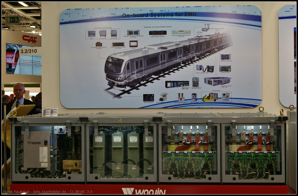 Woojin Static Inverter for EMU.

Der Einbau erfolgt für die AC- oder DC-Versorgung unter dem Zug. Die Leistung beträgt 1700 V / 800 A, bei einer Kapazität von 190 kVA. Gekühlt wird die Einheit durch den Luftzug unter dem Zug. Ausgestellt war der Static Inverter auf dem Messestand der Woojin Group während der InnoTrans 2014 in Berlin.