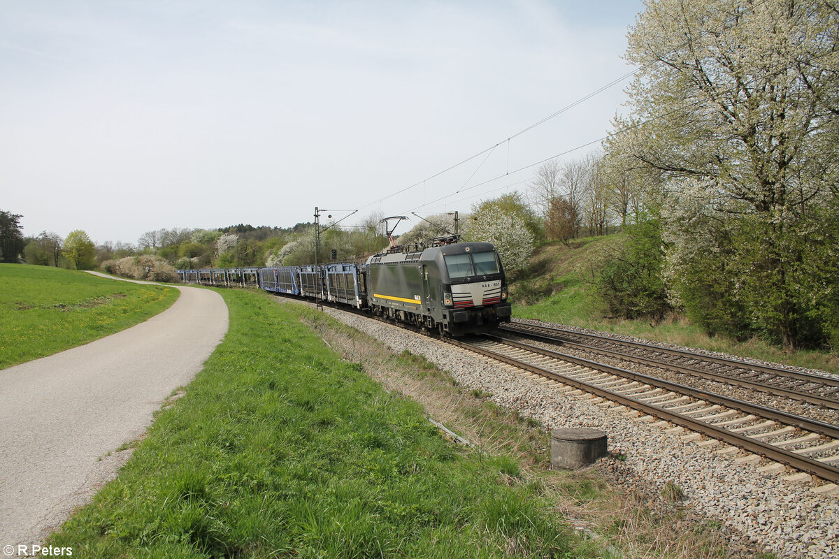 X4E 851 mit einem leeren Autotransportzug bei Plling in der Kurve. 07.04.24