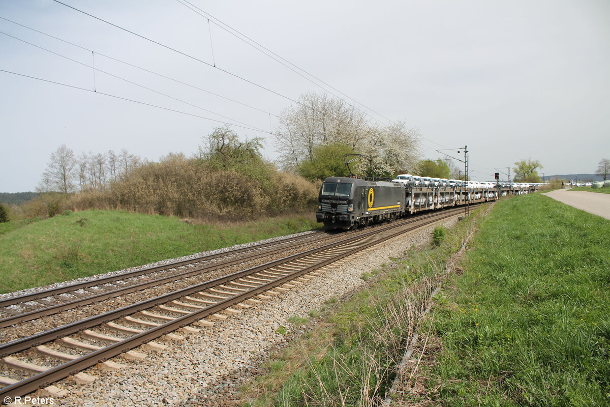 X4E 875 alias 193 875 ex  Connection Europe  mit einem Autotransportzug BMW bei Plling in der Kurve. 07.04.24