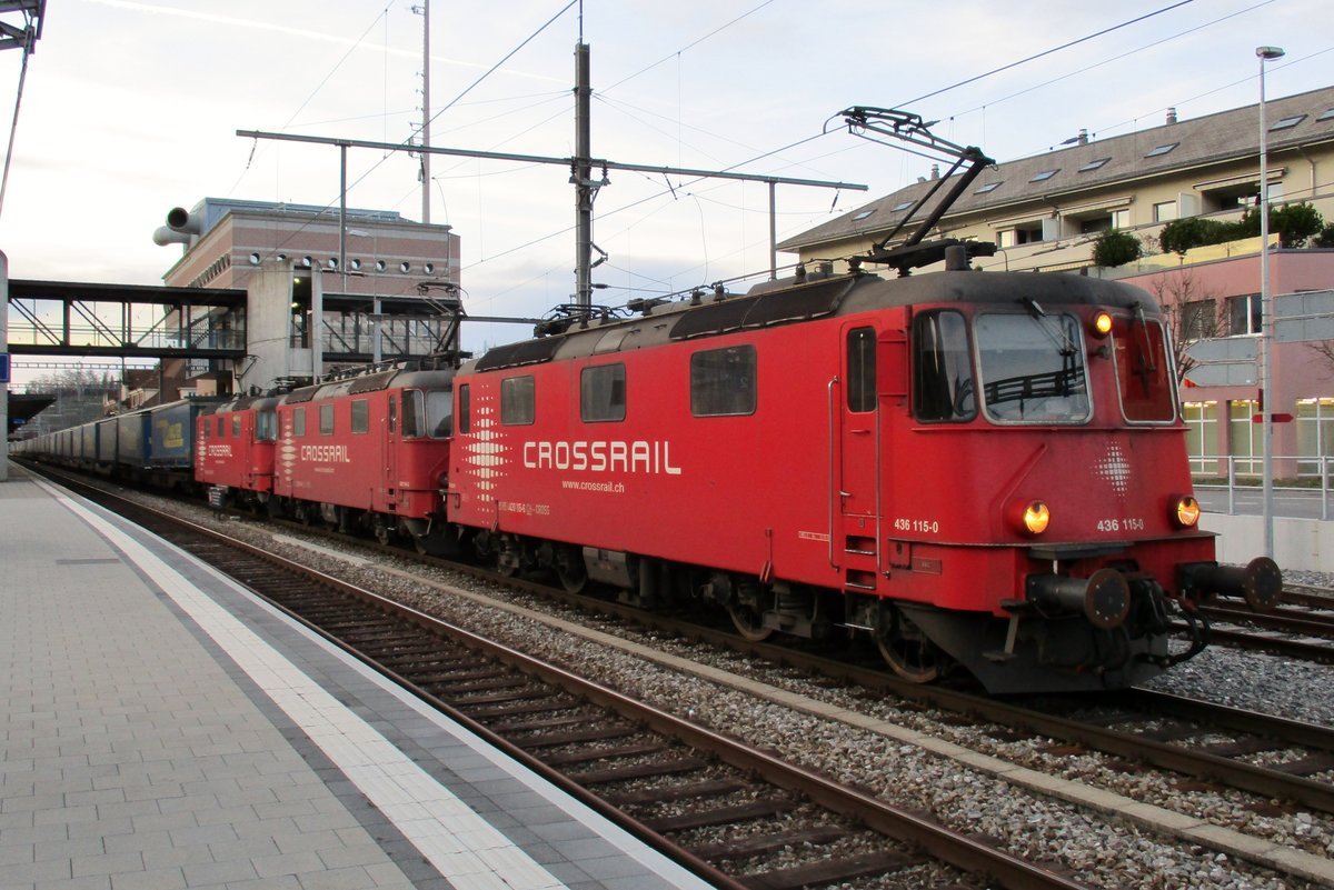 XXX -Triple Cross: Crossrail 436 115 durchfahrt Spiez am 23 März 2018. 