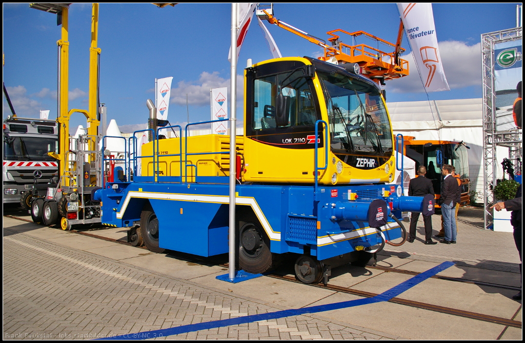 ZEPHIR LOK 7.110 ist ein Zweiwege-Rangiertraktor, der in 12 Modellen produziert wird. Ausgestellt war das Fahrzeug auf der InnoTrans 2014 in Berlin

Website (english): http://www.zephir.eu/en/products/2/lok-1
