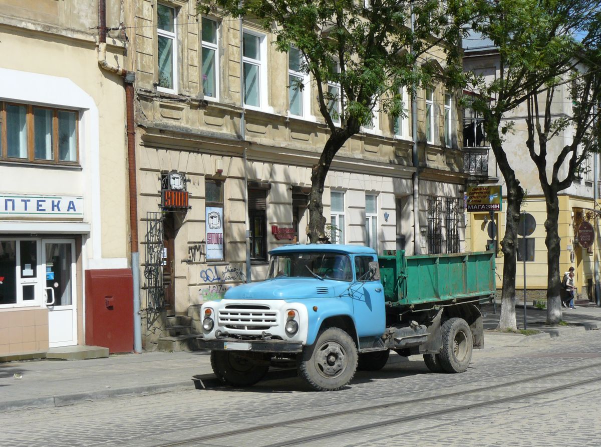 ZIL 130 LKW Shevchenkastraat, Lviv (Lemberg), Ukraine 28-05-2015.

ZIL 130 vrachtwagen Shevchenkastraat, Lviv, Oekrane 28-05-2015.