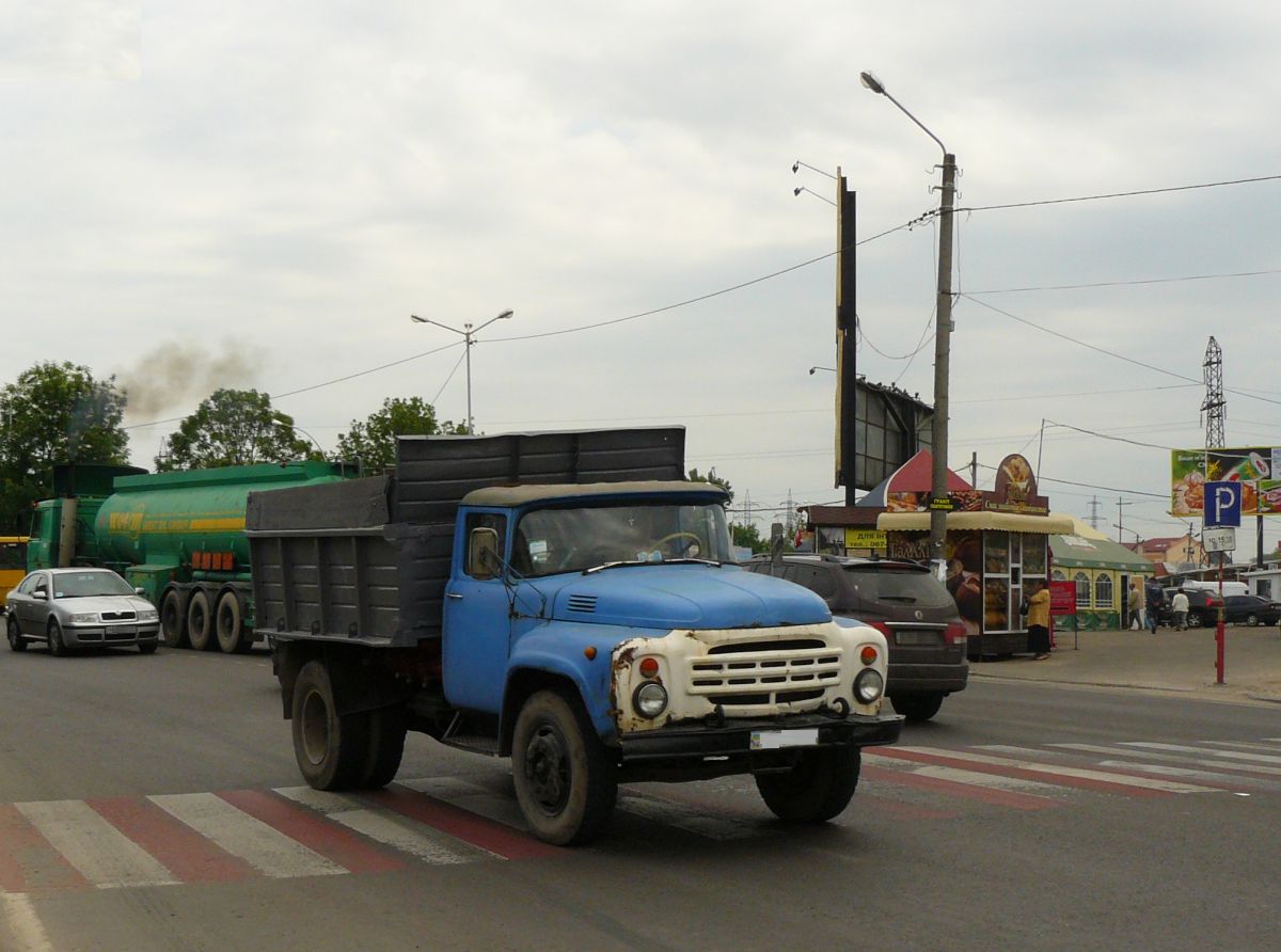 ZIL 130 LKW Vul. Bohdana Khmel'nyts'koho, Lviv, Ukraine 30-05-2012.

ZIL 130 vrachtwagen Vul. Bohdana Khmel'nyts'koho, Lviv, Oekrane 30-05-2012.