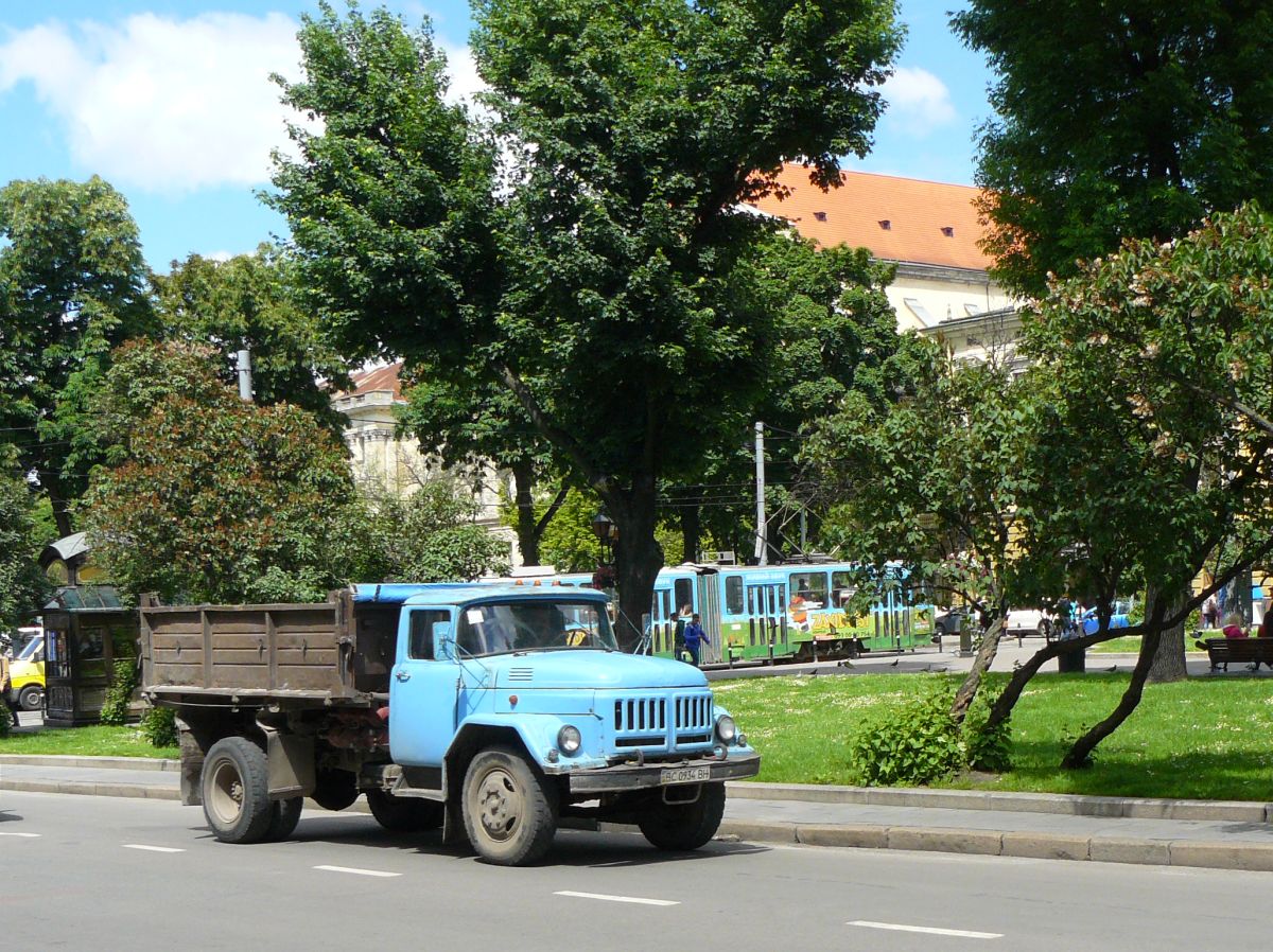 ZIL 131 LKW Prospekt Svobody, Lviv (Lemberg), Ukraine 28-05-2015.

ZIL 131 vrachtwagen Prospekt Svobody, Lviv Oekrane 28-05-2015.