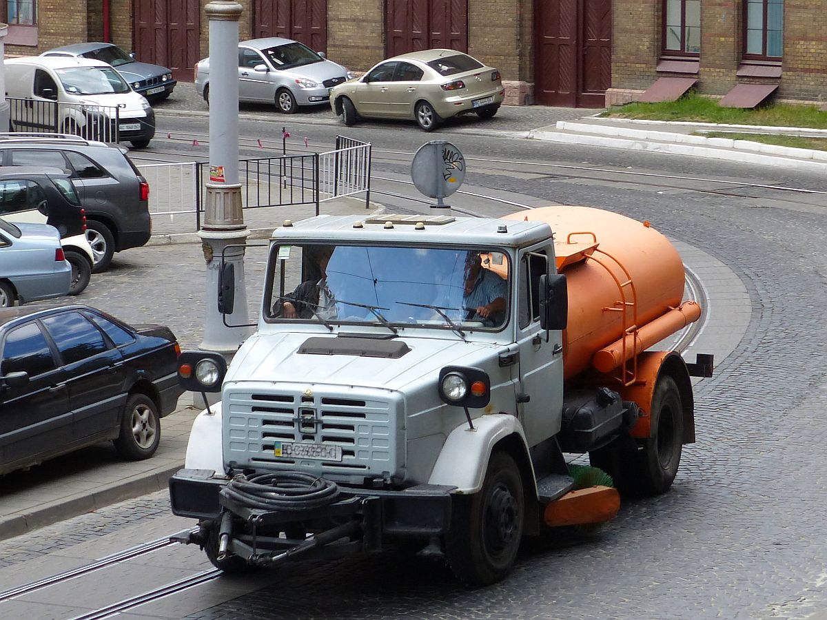 ZIL 43362 LKW. Pidvalna Strasse, Lviv, Ukraine 30-08-2016.


ZIL 43362 veeg en watersproei wagen. Pidvalna straat, Lviv, Oekrane 30-08-2016.