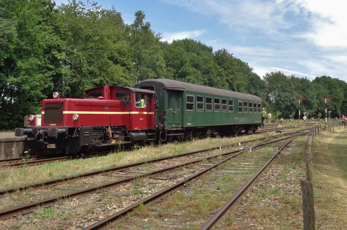 ZLSM 332-6 rangiert mit ein Waggon in Simpelveld am 8 Juli 2017.