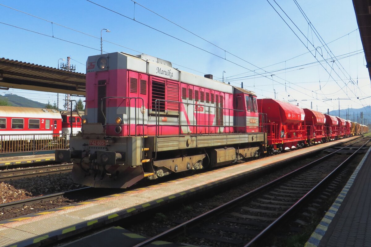 ZSS 742 605 schleppt ein Werkszug durch Vurtky am 25 Augustus 2021.