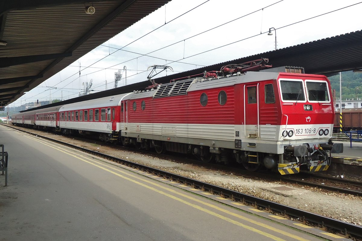 ZSSK 163 106 steht mit ein Rychlyk in Zilina am 29 Mai 2015. 