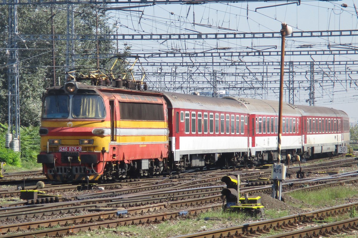 ZSSK 240 076 treft am 12 September 2018 in Bratislava hl.st. ein.