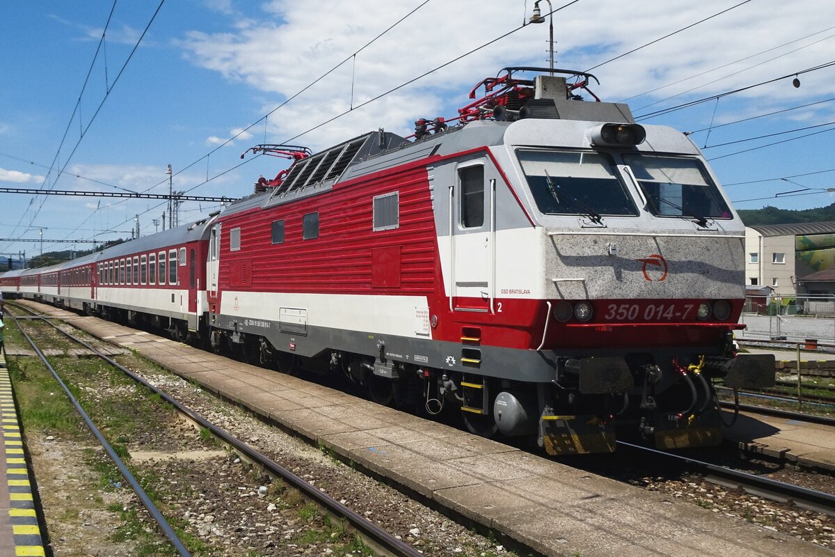 ZSSK 350 014 treft am 22 Juni 2022 in Zilina ein mit ein Rychlyk nach Kosice. Dieser Farbenpalette ist die Rote Version des alteren Farbenschema, dass in Blau ausgeführt war.