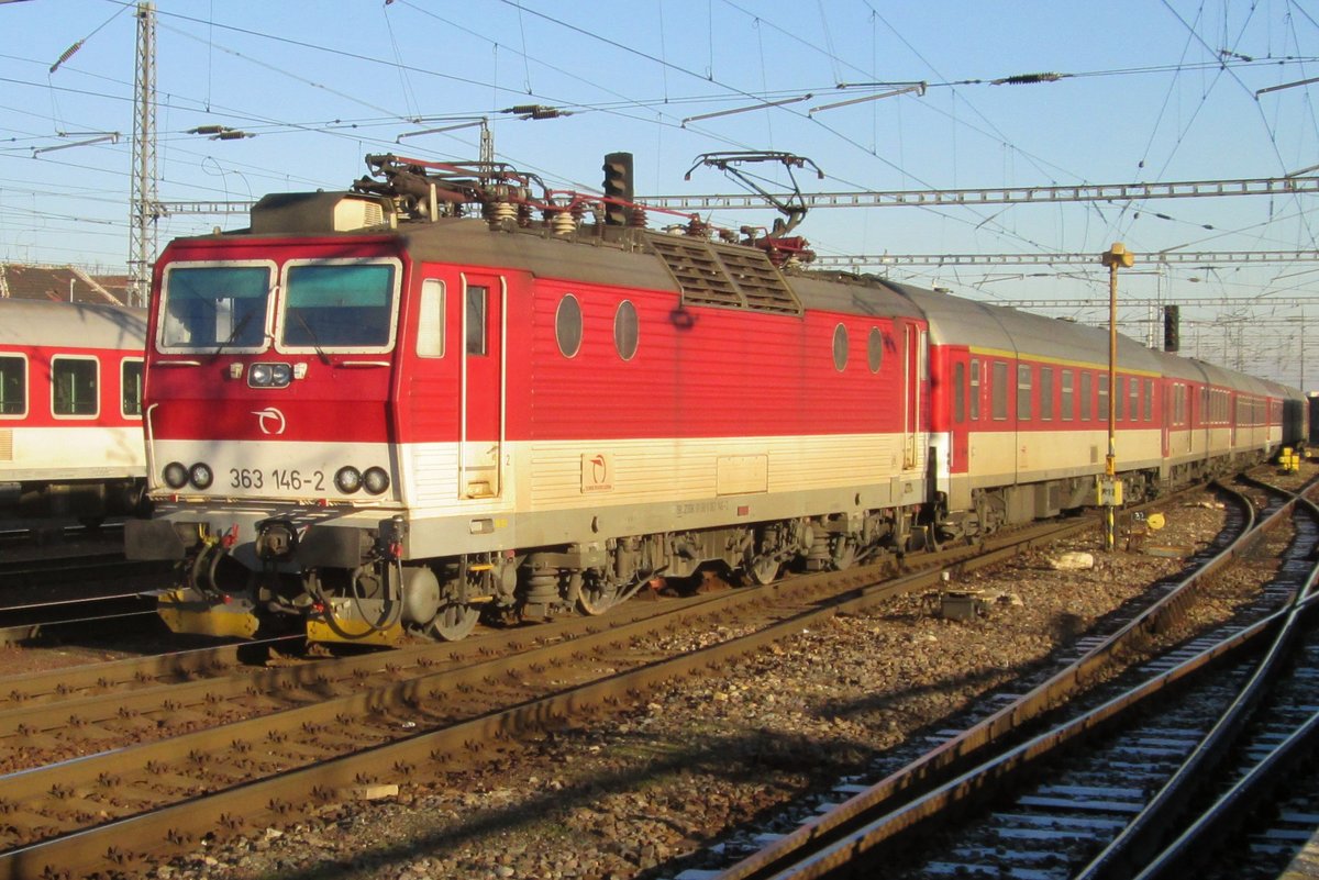 ZSSK 363 146 treft am 31 Dezember 2016 in Bratislava hl.st. ein.