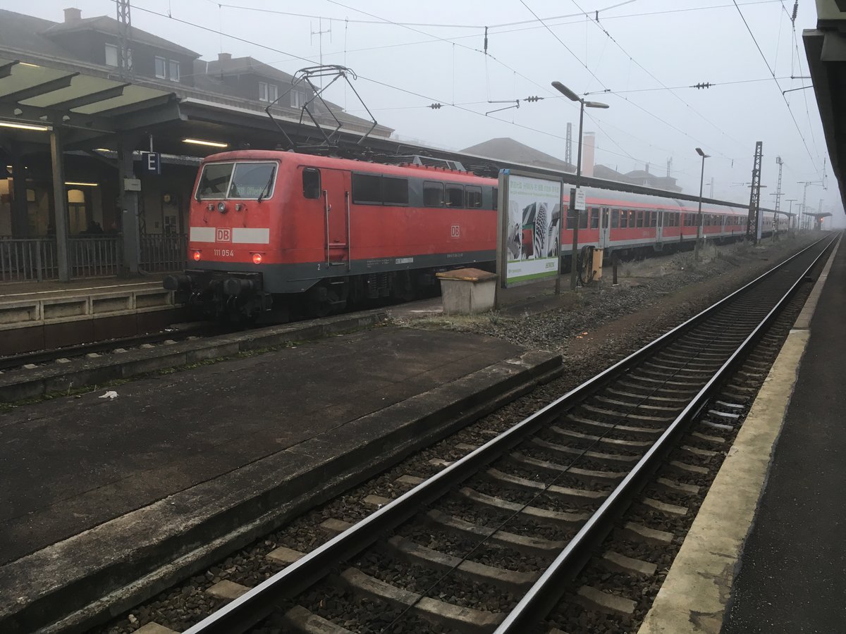 Zufrieden bin ich mit dem Bild nicht... ... diese blöde Werbetafel verdeckt nähmlich das Motiv der 111 und den N - Wagen. 

Aber aufgrund dessen, dass diese Garnituren aus 111 und N - Wagen zwischen Offenburg und Basel/Neuenburg (Baden) bald Geschichte sein werden habe ich mich nun doch noch dazu entschlossen dieses Bild hochzuladen.

 Hier zu sehen ist 111 054 kurz nach der Ankunft als Rb 17060 in Offenburg am 29.12.16