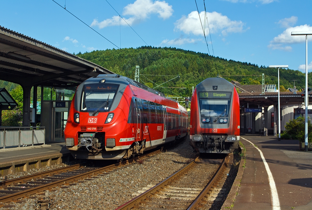 Zugbegegung im Bahnhof Betzdorf/Sieg am 19.08.2013:

Links 442 256 / 756 viertieliger Bombardier Talent 2 als RE 9 (rsx - Rhein-Sieg-Express) Siegen - Kln - Aachen und rechts der lokbespannte (mit 120 207-6) Gegenzug mit sechs DoSto-Wagen.