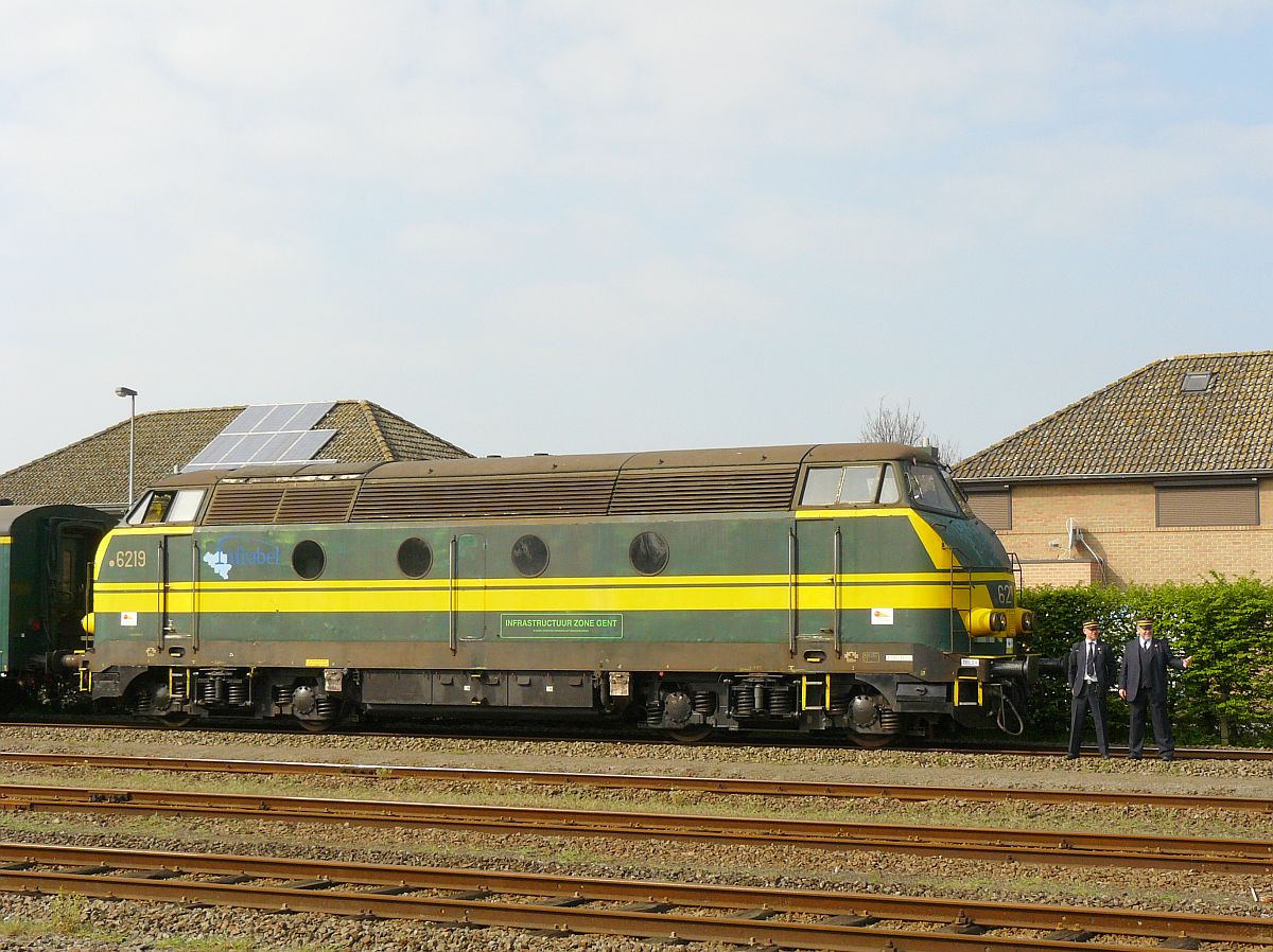 Zugpersonal mit NMBS Diesellok 6219 und M2-Wagen. Sonderfahrt Museumsverein PFT/TSP. Zelzate, Belgien 05-04-2014. 


Treinpersoneel met NMBS diesellocomotief 6219 met M2 rijtuigen tijdens de rondrit van de TSP  Hulde aan de reeks 62 . Zelzate, Belgi 05-04-2014.