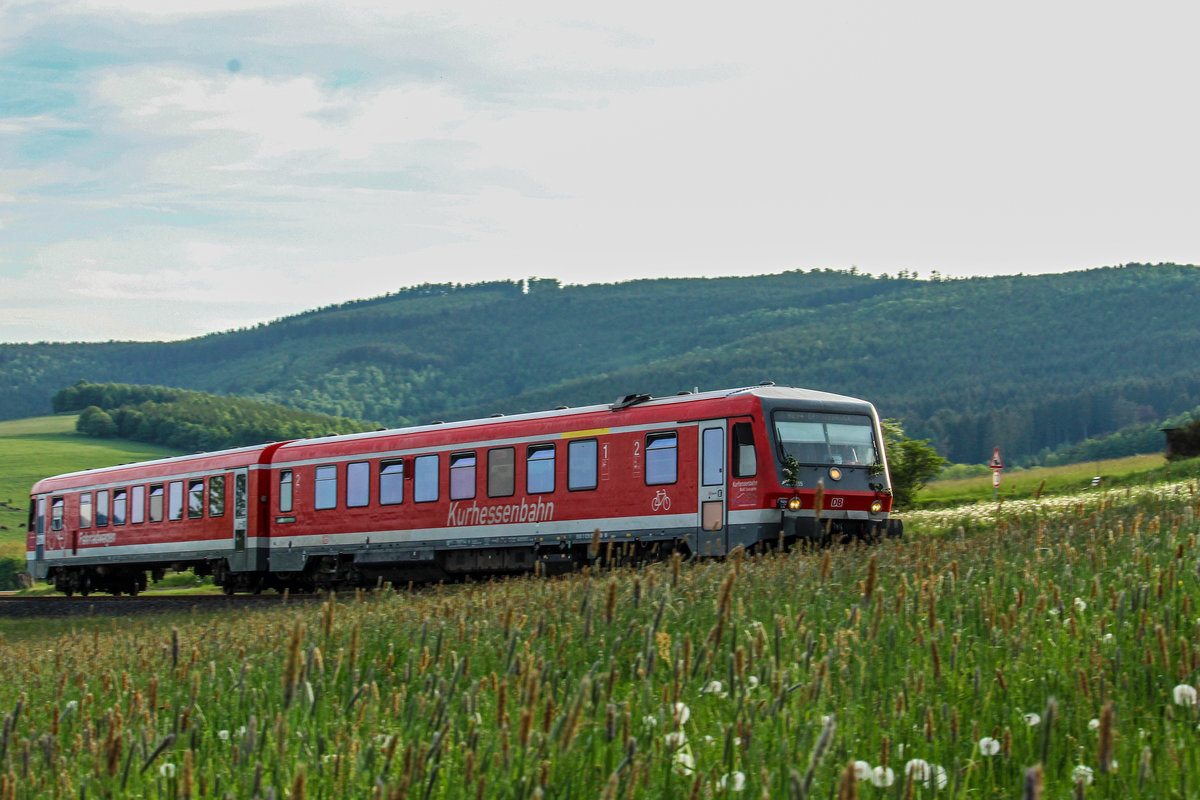 Zum wahrscheinlichen Abschied... (1/3)

Am Samstag, den 12.05.2018 machte sich 628 255 ein wahscheinlich letztes mal auf den Weg in Richtung Erndtebrück. Warum wahrscheinlich? Der Zug war mit Zweigen geschmückt, wie man es normal bei Abschiedsfahrten oder Fristabläufen bei Fahrzeugen macht. So schätzen einige auch das Schicksal des hier gezeigten Triebwagens...

Das Bild wurde bei Oberndorf (Wittgensetin) aufgenommen. Hier verlässt der 628 255 eine von vielen Langsamfahrstellen und fährt weiter als RB 94 in Richtung Erndtebrück.