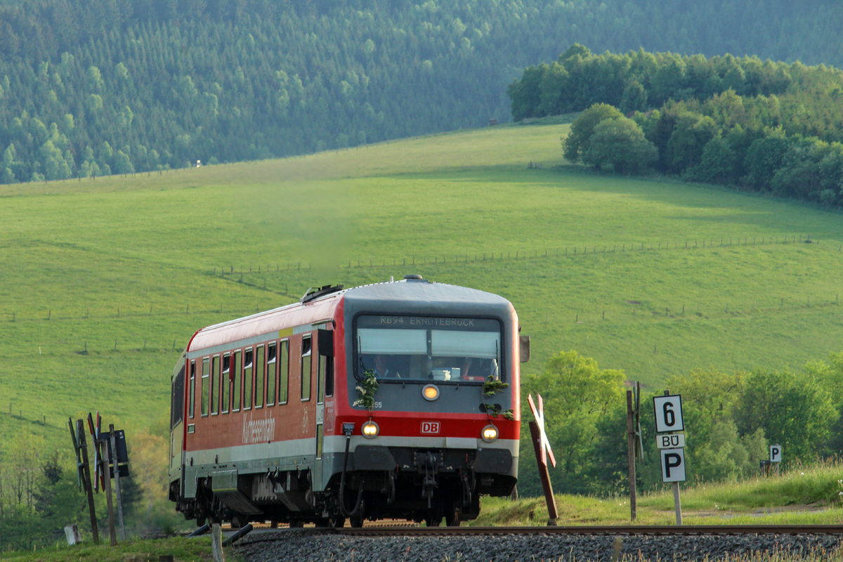 Zum wahrscheinlichen Abschied... (2/3)

Am Samstag, den 12.05.2018 machte sich 628 255 ein wahscheinlich letztes mal auf den Weg in Richtung Erndtebrück. Warum wahrscheinlich? Der Zug war mit Zweigen geschmückt, wie man es normal bei Abschiedsfahrten oder Fristabläufen bei Fahrzeugen macht. So schätzen einige auch das Schicksal des hier gezeigten Triebwagens...

Das Bild wurde bei Oberndorf (Wittgensetin) aufgenommen. Hier verlässt der 628 255 eine von vielen Langsamfahrstellen und fährt weiter als RB 94 in Richtung Erndtebrück.