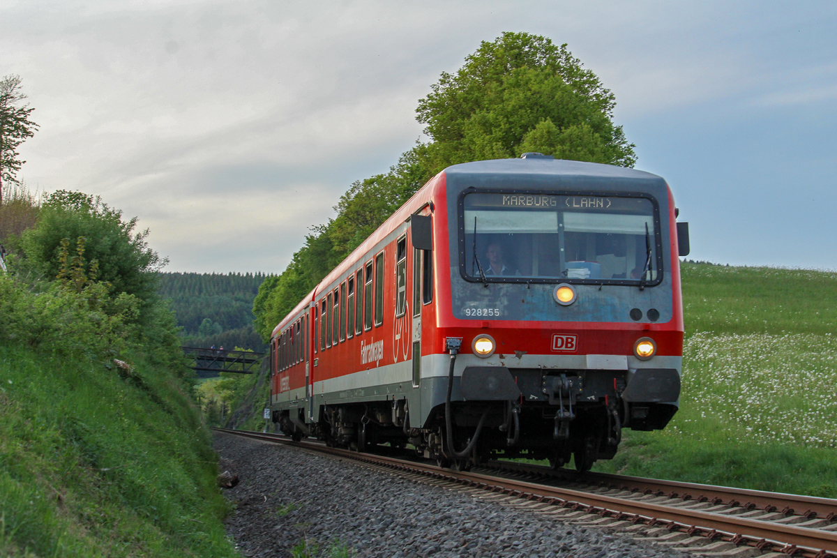 Zum wahrscheinlichen Abschied... (3/3)

Am Samstag, den 12.05.2018 machte sich 628 255 ein wahscheinlich letztes mal auf den Weg in Richtung Erndtebrück. Warum wahrscheinlich? Der Zug war mit Zweigen geschmückt, wie man es normal bei Abschiedsfahrten oder Fristabläufen bei Fahrzeugen macht. So schätzen einige auch das Schicksal des hier gezeigten Triebwagens...

Hier waren die Zweige schon wieder ab: 628 255 erreicht in wenigen Augenblicken Oberndorf und fährt weiter als RB 94 in Richtung Marburg (Lahn).