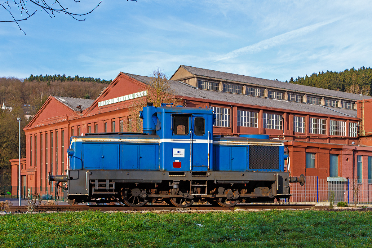 
Zurück zu den Ursprüngen bzw. neben ihrer „Geburtsstätte“....

Die Jung R 42 C ehemalige Werkslok Nr. 12 der Firma Gontermann-Peipers, ex Lok 12 der Kleinbahn Weidenau-Deuz, später SK 12 Siegener Kreisbahn, hier am 18.01.2015 als Denkmallok in Kirchen/Sieg.

Diese Jung R 42 C, die von der Gießerei Gontermann-Peipers GmbH, Siegen-Kaan-Marienborn an den Heimatverein Kirchen gestiftete Jung-Lok kehrte zu ihren Wurzeln nach Kirchen zurück und ist nun als Denkmal, gleich neben ihrer „Geburtsstätte“ den Werkshallen der ehemaligen Lokfabrik Jung Jungenthal GmbH aufgestellt.

Die Lok vom Typ R 42 C wurde 1959 von der Firma Jung Jungenthal GmbH, Kirchen (Sieg)  unter der Fabriknummer 13117 gebaut und an AB Industridiesel in Stockholm (ein Händler) geliefert. Sie wurde aber, aus unbekannten Gründen, 1960 wieder an Jung zurückgegeben, die sie dann an die Kleinbahn Weidenau-Deuz lieferte. 
Die Kleinbahn Weidenau-Deuz erhielt ebenso wie die Siegener Kreisbahn vier Lokomotiven und die Freien Grunder Eisenbahn in Herdorf eine, so dass nach der Fusion als Siegener Kreisbahn 1970 dort neun Lokomotiven verkehrten. Durch die Fusion zum 01.01.1970 wurde sie dann zur SK 12. Von 2000 bis 2002 war die Lok dann an die BLE - Butzbach-Licher Eisenbahn AG, Butzbach  vernietet. Im Februar 2003 wurde sie dann an Gontermann-Peipers verkauft.

Die Jung R 42 C ist eine dieselhydraulische Lokomotive von der 32 Exemplaren von Arnold Jung Lokomotivfabrik in Jungenthal bei Kirchen/Sieg gebaut wurden. Sie war vor allem für den Rangiereinsatz im Werksdienst vorgesehen, ab 1955 wurde die R 42 C angeboten.
Sieben Loks von diesem Typ gingen in den Wehrdienst, sie wurden zwischen 1956 und 1959 von der Bundeswehr beschafft und  bei der Truppe unter der Versorgungsnummer 2210-12-120-7680 in den Bestand übernommen.

Die Achsfolge ist C, als Antrieb dient ein aufgeladener MAN-Motor W8V 17,5/22A (wassergekühlter 8 Zyl. Reihenmotor) mit einer Leistung von 440 PS bei 1100 U/min, dieser überträgt seine Leistung auf ein hydraulisches Voith-Turbo-Getriebe L 37 U, dieses wiederum auf eine hinten liegende Blindwelle, die die drei Achsen über Kuppelstangen antreibt. Diese Leistungssteigerung von 40 PS,  gegenüber der R 40 C, machte den Einbau eines größeren Lüfters notwendig. Dieser ist am Lüftergitter auf dem Aufbau der dem Motor abgewandten Vorbau zu erkennen. Die Maschinen verfügen bei vergrößertem Raddurchmesser über einen verkürzten Radstand gegenüber der R 40 C.

Weitere Technische Daten: 
Achsfolge : C –dh
Spurweite: 1.435 mm (Normalspur)
Länge über Puffer: 9.285 mm
Breite: 3.120 mm
Höhe: 3.975 mm
Eigengewicht: 43.500 kg
Dienstgewicht: 45.000 kg
zulässige Geschwindigkeit: 60 km/h (heute laut Aufkleber G+P 25 km/h)
Raddurchmesser: 1.100 mm
Tankinhalt: 820 Liter (Diesel)
Sonstiges:  Läutewerk, Sicherheitsfahrschaltung
Die Bremse ist eine Knorr Druckluftbremse.

Im deutschen Fahrzeugeinstellungsregister ist für die Jung R 42 C die Nummer 3942 vorgesehen, diese hier hat aber keine NVR-Nummer da sie nur auf dem Werkgleis fährt.

Durch das Läutewerk, das bei dem teilweisen Betrieb wie Straßenbahn bei der Siegener Kreisbahn, ständig läutete, wurde die Siegener Kreisbahn auch im Volksmund „Bimmelbahn“  genannt.
