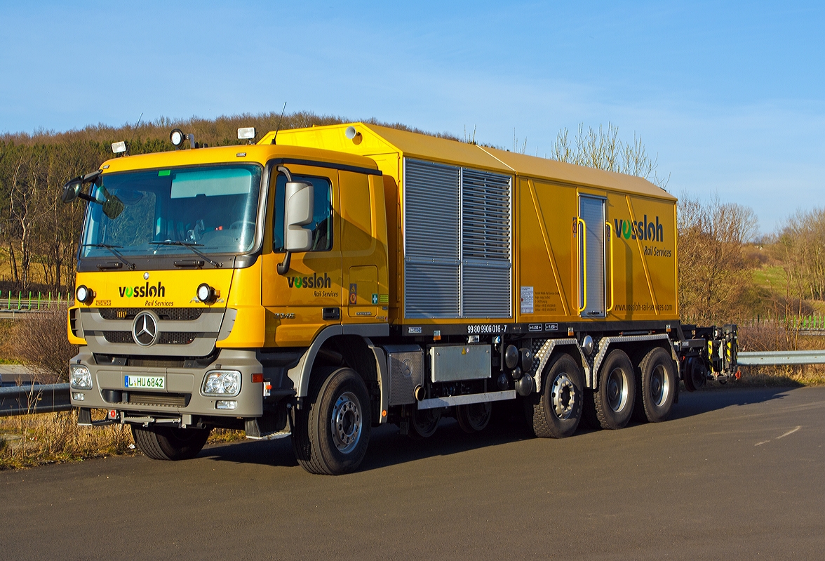 
ZW Daimler (Mercedes-Benz) Actros 3346 mit Schienenschweißanlage (Schweres Nebenfahrzeug Nr. 99 80 9906 016-7) der Vossloh Mobile Rail Services GmbH, abgestellt am 09.03.2014 beim ICE-Bahnhof Montabaur. 
Der Aufbau und die Schieneneinrichtung sind von der Fa. Zweiweg International GmbH & Co. KG (zur ZARGO Group).

In dem Fahrzeug befindet sich eine Abrennstumpfschweißanlage, welche mittels einer Hebevorrichtung aus dem Fahrzeug an die Schienen gehoben wird. Die Abrennstumpfschweißtechnik ist zweifelsfrei die modernste und hochwertigste Form der Schienenschweißtechnik für die Herstellung  lückenloser Gleise. 

Fahrzeugdaten (Schiene): 
Eigengewicht: 35,0 t 
Bremse: pneumatisch-hydraulische Bremse 
Höchstgeschwindigkeit 25 km/h 
Länge über Alles: 11.950 mm 
Achsanzahl: 4 Äußerer 
Achsabstand: 6.850 mm 
EBA-Nummer: EBA 12 G 05 A002