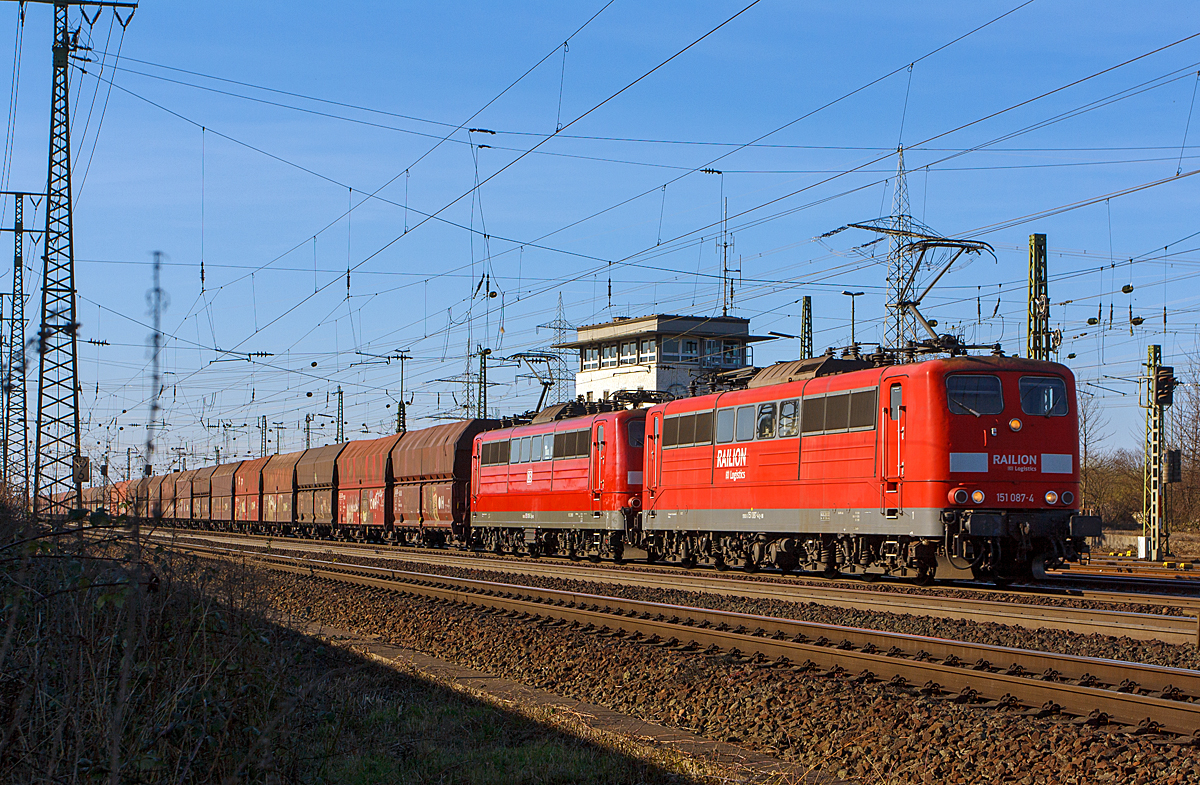 
Zwei 151er in Doppeltracktion, die 151 087-4 und 151 016-3 der DB Schenker Rail Deutschland AG ziehen einen langen Schüttgutwagen am 09.03.2014 bei Koblenz-Lützel in Richtung Süden.  

Die 151 087-4  wurde 1975 bei Krupp unter der Fabriknummer 5337 und die 151 016-3 wurde 1973 bei Krupp unter der Fabriknummer 5258 gebaut und an die DB geliefert.  Seit 2007 tragen sie die NVR-Nummern 91 80 6 151 087-4 D-DB bzw. 91 80 6 151 016-3 D-DB.
