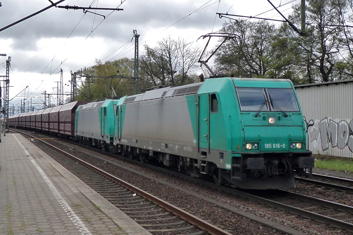 Zwei Alpha Trains Sldner bei die DB,mit 185 616 an der Spitze, ziehen am 28 April 2016 ein Kohlezug durch Hamburg-Harburg. 