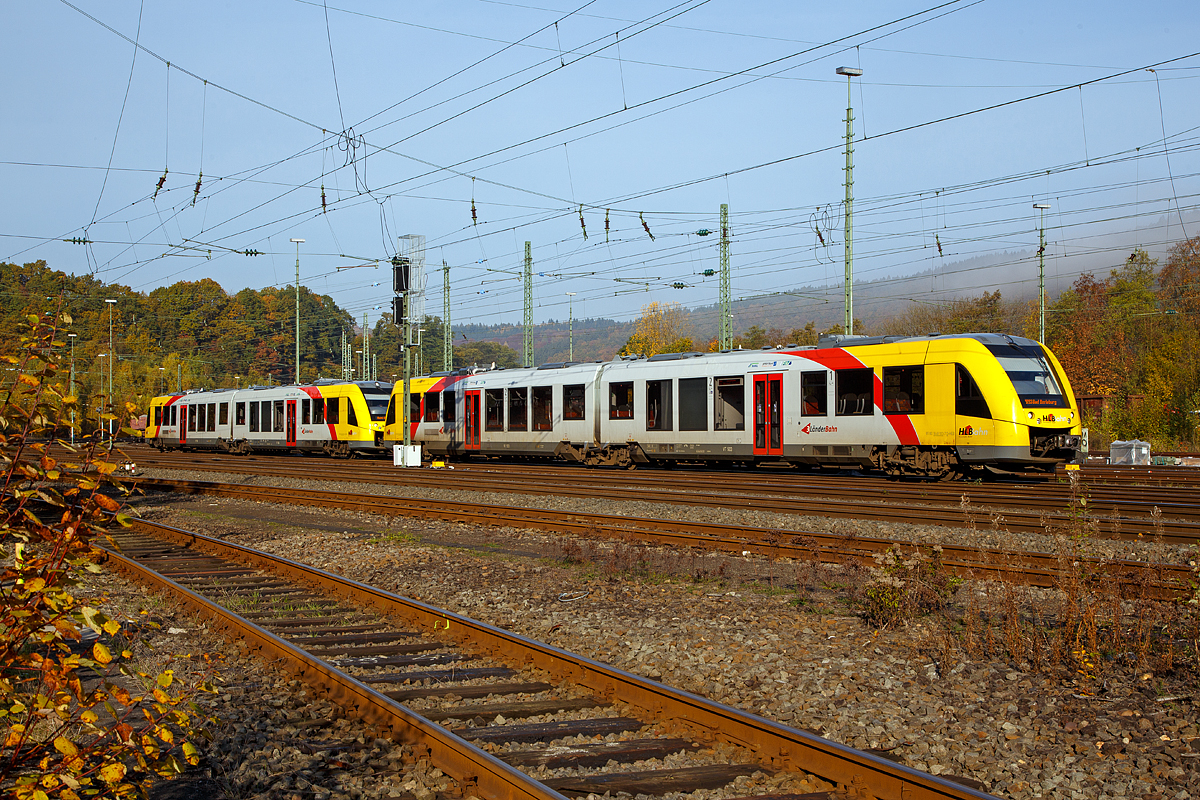 
Zwei Alstom Coradia LINT 41 der neuen Generation / neue Kopfform,  der HLB (Hessische Landesbahn GmbH) stehen am 01.11.2016 in Betzdorf/Sieg in der Bereitstellung. Es sind der VT 503 (95 80 1648 103-7 D-HEB / 95 80 1648 603-6 D-HEB) und dahinter der VT 506 (95 80 1648 106-0 D-HEB / 95 80 1648 606-9 D-HEB).