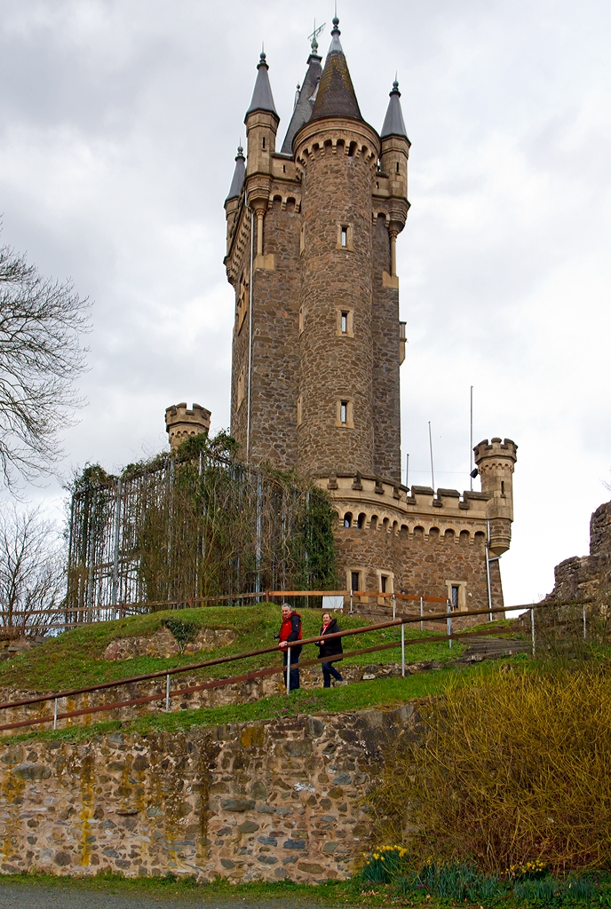 Zwei auf den Spuren der Ahnen....

Am 23.03.2014 beim Wilhelmsturm in Dillenburg.
Dillenburg ist die Geburtsstadt von Wilhelm von Nassau-Dillenburg   der Schweiger  (niederländisch Willem van Oranje, Willem de Zwijger). 

In den Niederlanden ist Wilhelm als Vater des Vaterlandes bekannt. Sein Name wurde später in einem Lied, dem Het Wilhelmus, verewigt, das am 10. Mai 1932 zur niederländischen Nationalhymne erklärt wurde. 