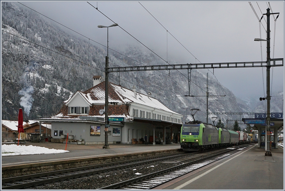 Zwei BLS Re 485 sind mit einer RoLa bei Kandersteg auf dem Weg Richtung Frieburg im Breisgau. 
9. Nov. 2017