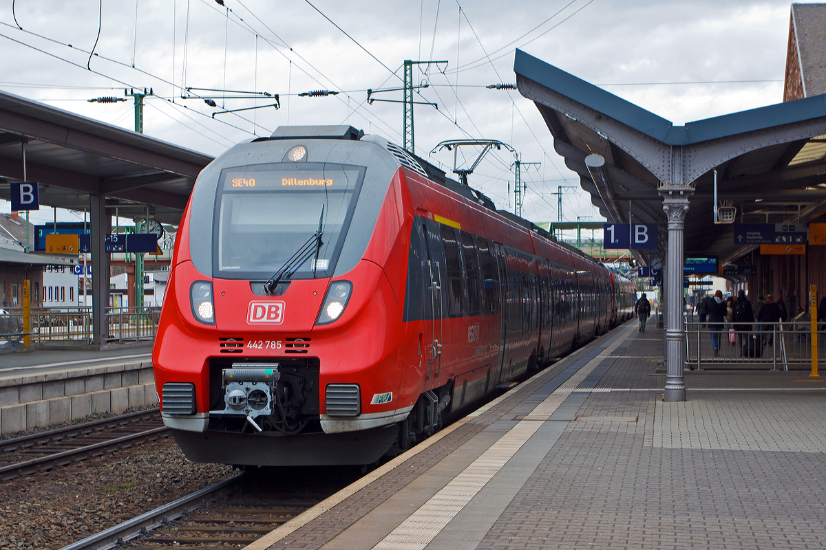 
Zwei Bombardier Talent 2 der DB Regio Hessen sind gemeinsam (gekoppelt) als SE 30/SE 40  Mittelhessen-Express  von Frankfurt am Main kommend in den Bahnhof Gießen eingefahren. 
Hier werden sie nun geflügelt (getrennt), und der vordere vierteiliger Bombardier Talent 2 (442 785 / 442 285) fährt gleich als SE 40  Mittelhessen-Express  nach Dillenburg, der andere (hintere) Bombardier Talent 2 fährt als SE 30  Mittelhessen-Express  nach Treysa.
