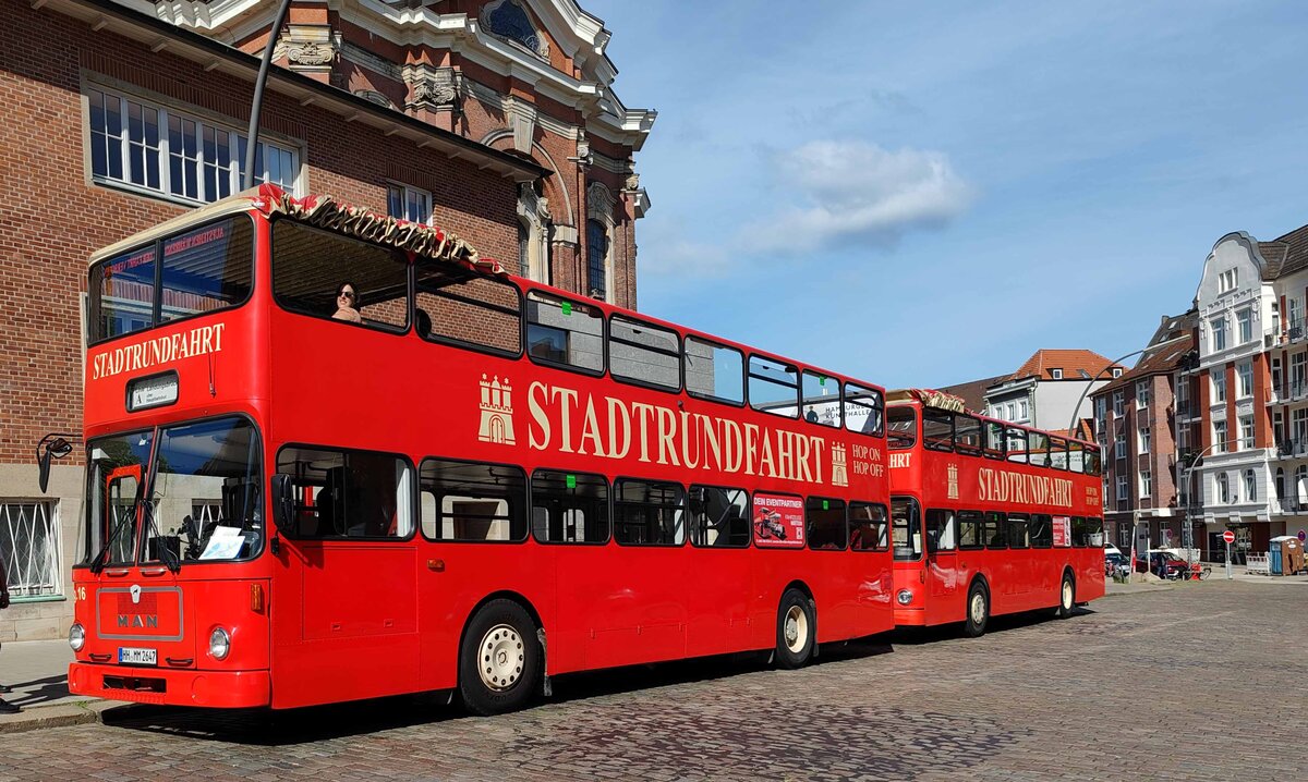 Zwei Busse der ROTEN DOPPELDECKER stehen bereit für die nächste Hamburger Stadttour