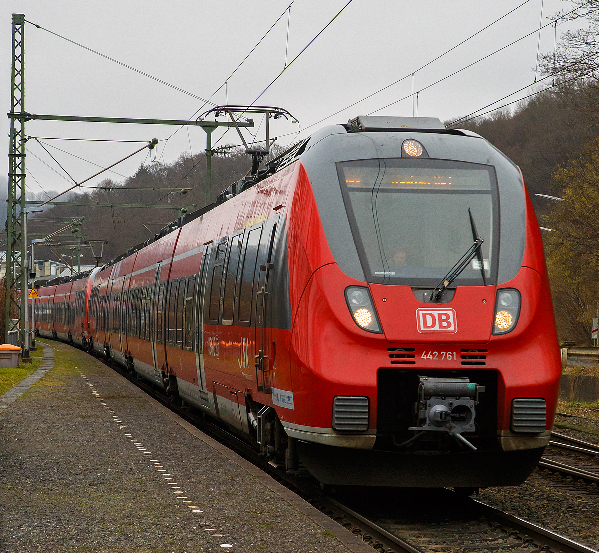 Zwei gekuppelte Bombardier Talent 2 der DB Regio NRW (der vierteilige 442 761/ 442 261und der fünfteilige 442 802 / 442 302) rauschen (fahren) am 15.01.2022, als RE 9 - Rhein Sieg Express (RSX) Siegen - Köln – Aachen, durch den Bf Scheuerfeld (Sieg).

Es gab Zeiten da hätte er auch hier gehalten, aber die schon länger vorbei. Ich hatte es früher schon nicht verstanden warum er für 1 bis 2 Reisende hier hielt, und so unnötig einen Expresszug verlangsamte. Heute hält nur noch der jeweils erste und letzte Zug hier. 