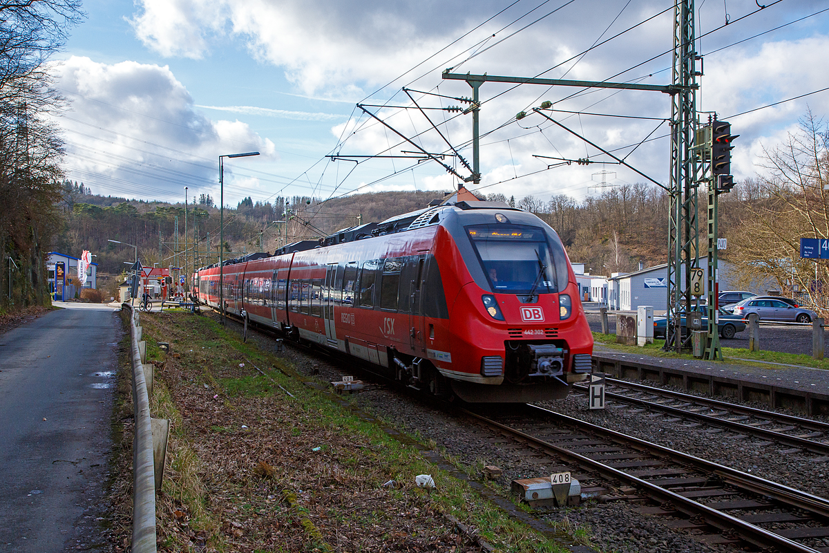 Zwei gekuppelte Bombardier Talent 2 der DB Regio NRW (fünfteilige 442 302 / 442 802 und der vierteilige 442 755 / 442 255) fahren am 05.02.2022, als RE 9 - Rhein Sieg Express (RSX) Aachen – Köln – Siegen, durch Scheuerfeld (Sieg) in Richtung Siegen. Nächster Halt ist bald Betzdorf (Sieg).

Es gab Zeiten da hätte er auch hier gehalten, aber die schon länger vorbei. Ich hatte es früher schon nicht verstanden warum er für 1 bis 2 Reisende hier hielt, und so unnötig einen Expresszug verlangsamte. Heute hält nur noch der jeweils erste und letzte Zug hier.
